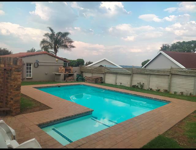 2 BEDROOM TOWNHOUSE FOR SALE IN SUNDOWNER